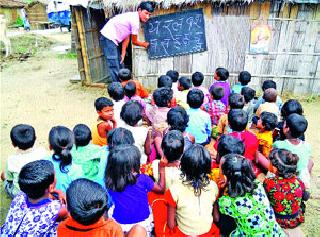 Literacy classes are filled for deprived children | वंचित मुलांसाठी भरतात साक्षरता वर्ग