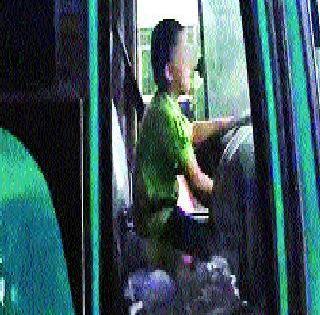 A 12-year-old boy ran the bus | १२ वर्षांच्या मुलाने चालविली बस