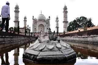 Not only the tomb but also the plight of the area. | मकबराच नव्हे, तर परिसराच्या दुर्दशेचे दशावतार...