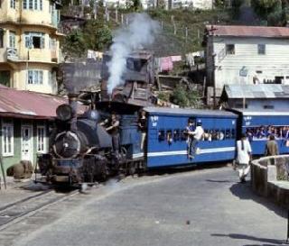 Gorkhaland Movement: Toy Train Station Colored | गोरखालॅंड आंदोलनः टॉय ट्रेन स्टेशन पेटवले