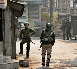 Burhan Wani was killed one year, many curfew in Kashmir | बुरहान वानीला ठार मारल्याला झालं एक वर्ष, काश्मीरमध्ये अनेकठिकाणी संचारबंदी