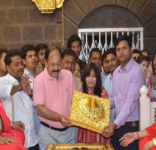 2 kg of gold pedukas offered by the devotees to the Saincharni | भाविकानं साईंचरणी अर्पण केल्या 2 किलो सोन्याच्या पादुका