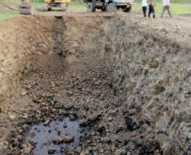 Minor mining theft in Digai (Honade) is a neglect of revenue | दिघी (होणाडे) येथील गौण खनिज चोरीकडे महसूलचे दुर्लक्ष