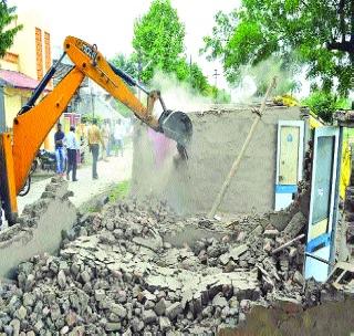 The encroachment on government land flattened | शासकीय जागेवरील अतिक्रमण जमीनदोस्त