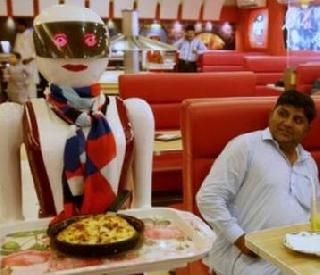 Osama's robotic waiter's job | ओसामाचा रोबोट करतोय वेटरचे काम