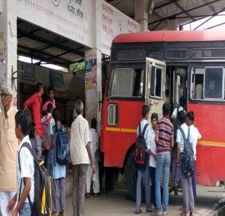 After the control of the driver, the bus entered the station | चालकाचे नियंत्रण सुटल्याने बस स्थानकात घुसली