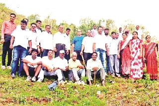 Seed balls, seedlings planting on Ajinkya | अजिंक्यतारावर बीज गोळे, झाडांचे रोपण