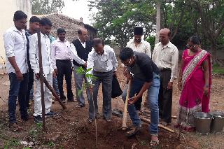 Plantation at ShahajiRaje College in Khatav | खटाव येथे शहाजीराजे महविद्यालय परिसरात वृक्षारोपण