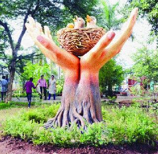 The unveiling of the symbol in Chiu Park | चिऊ पार्कमध्ये बोधचिन्हाचे अनावरण