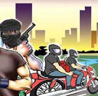 In Pune, a bootload of 23 lakh looted the petrol pump worker | पुण्यात पेट्रोलपंप कामगाराला मारहाण करून 23 लाखांची लूट