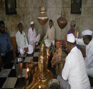 Varun holds the Mahadev at the Navy to please the king | वरुण राजाला प्रसन्न करण्यासाठी न्हावी येथे महादेवाला साकडे