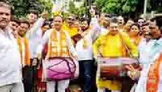 Shivsena drums against the Badlawa government | शिवसेनेने बडविला सरकार विरोधात ढोल