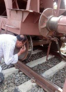 The train carriage collapsed near Kurum railway station | कुरूम रेल्वेस्थानकाजवळ मालगाडीचा डबा घसरला