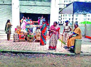 Breaking of liquor bottles | दारू बाटल्यांची तोडफोड