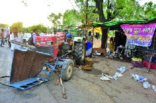 Women killed in car, bike and tractor crash | कार, दुचाकी व ट्रॅक्ट्ररच्या अपघातात महिला ठार