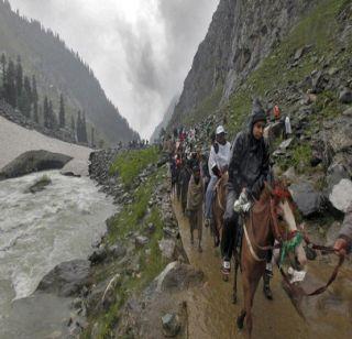 Reply to the terrorists of Amarnath pilgrims, even after the horrific attack, the devotees leave | अमरनाथ यात्रेकरुंचं दहशतवाद्यांना उत्तर, भ्याड हल्ल्यानंतरही भाविक रवाना