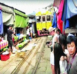 The train running from the Bhaji Mandi | भाजी मंडईतून धावणारी रेल्वे