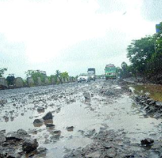 Mumbai-Goa highway death trap | मुंबई-गोवा महामार्ग मृत्यूचा सापळा