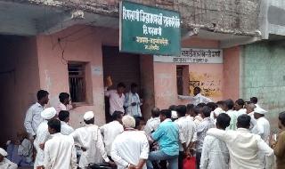 The lockers set by the farmers of the district central bank | जिल्हा मध्यवर्ती बँकेच्या शाखेस शेतकऱ्यांनी ठोकले कुलुप