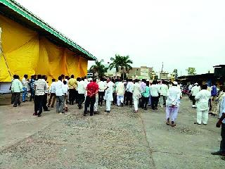 The officials gathered the meeting without answering the questions of the farmers. | शेतकऱ्यांच्या प्रश्नाला उत्तर न देताच अधिकाऱ्यांनी सभा गुंडाळली!