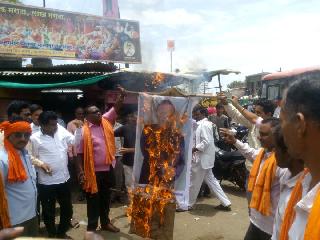 The burning of the statue of Nawaz Sharif at Mangarul Peir | मंगरुळपीर येथे नवाज शरीफ यांच्या पुतळ्याचे दहन