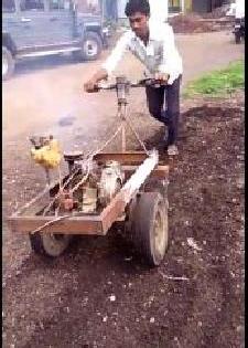 Farmer made from old automotive rickshaw | रिक्षाच्या जुन्या इंजीनपासून बनविले शेती अवजार