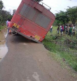 Busy bus passes down the road | रस्ता खचून बस कलंडली