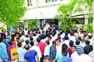 Ichalkaranjit Sanjivani Hospital's Dismissal | इचलकरंजीत संजीवनी हॉस्पिटलची तोडफोड Ichalkaranjit Sanjivani Hospital's Dismissal | इचलकरंजीत संजीवनी हॉस्पिटलची तोडफोड