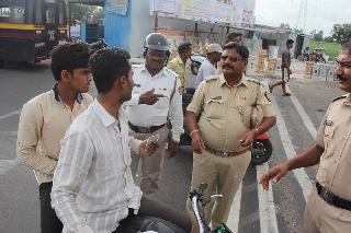 Winning the face of the ... helmet! | लोकभावना जिंकली... हेल्मेटची कटकट मिटली !