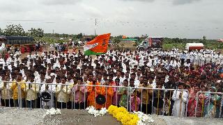 Bhavaiyaji Maharaj statues burned by Sambhaji Brigade, community tribute to Piditela at Copardi | कोपर्डी येथे पिडीतेला वाहिली सामुदायिक श्रध्दांजली , संभाजी ब्रिगेडने जाळले भैयुजी महारांजाचे पुतळे