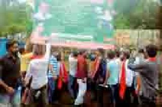 The BJP-sponsored banner Yunasena removed the popularity | लोकार्पणाचे भाजप विनित असलेले बॅनर युवासेनेने हटविले The BJP-sponsored banner Yunasena removed the popularity | लोकार्पणाचे भाजप विनित असलेले बॅनर युवासेनेने हटविले