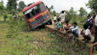 In the middle of the road, the bus crashed into the ditch | रस्त्याच्या दुरवस्थेने बस गेली खड्ड्यात