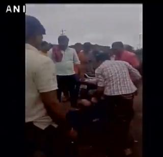 VIDEO: Suspicion of beef beefed, Nagpur workers face drunken assault | VIDEO- गोमांस बाळगल्याचा संशय, नागपुरात भाजपा कार्यकर्त्यास बेदम मारहाण