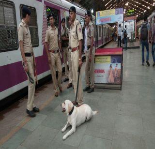 Mumbai: Threat to fly Churchgate railway station Bomboan | मुंबई : चर्चगेट रेल्वे स्थानक बॉम्बनं उडवण्याची धमकी