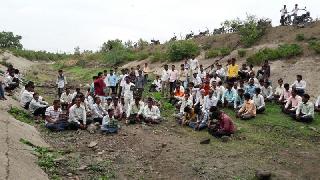 Movement of the farmers to the canal and the agitation | पाण्यासाठी शेतक-यांचे कालव्यात उतरून आंदोलन