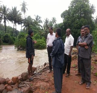 In Sawantwadi, women were carried away in the water of the whole water | सावंतवाडीत पुराच्या पाण्यात महिला वाहून गेली