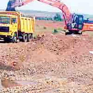 Illegal mining of minor minerals in the Wadki area | वडकी परिसरात गौण खनिजाचे अवैध उत्खनन