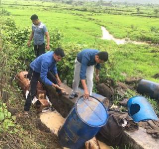 The production charge for Ambernath has been started: 84 thousand seized of seized liquor and seized liquor | अंबरनाथमध्ये उत्पादन शुल्कची काररवाई सुरुच: गावठी दारुसह ८४ हजारांचा ऐवज जप्त