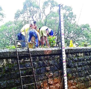 Cleanliness of water tanks in Matheran | माथेरानमधील पाण्याच्या टाक्यांची स्वच्छता