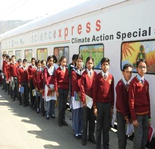 Laxmasht to stop Science Express from Raheja in Raigarh | सायन्स एक्स्प्रेस रायगडच्या राेहा येथे थांबविण्यात लाेकमतला यश