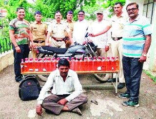 Police seized 55,000 people with ammunition | दारुसह ५५ हजारांचा ऐवज पोलिसांकडून जप्त