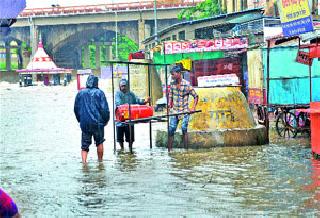 The city is submerged by the continuous rain | संततधार पावसाने शहर जलमय