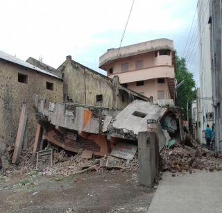 Poor house collapsed at Pachora 80 years ago | पाचोरा येथे 80 वर्षापूर्वीची जीर्ण इमारत कोसळली