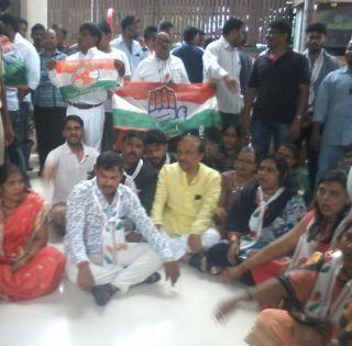 Pune - Congress workers at the press conference of "Indu Sarkar" | पुणे - "इंदू सरकार" चित्रपटाच्या पत्रकार परिषदेत काँग्रेस कार्यकर्त्यांचा राडा