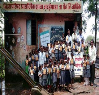 Free gift allotment to needy students from Care and Research Foundation | केअर अ‍ॅण्ड रिसर्च फाऊंडेशनकडून गरजू विद्यार्थ्यांना मोफत वह्या वाटप