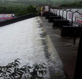 Bhoshi dam overflow, tourists can not go to footsteps | भुशी धरण ओव्हर फ्लो, पर्यटकांना पाय-यांवर जाण्यास मज्जाव