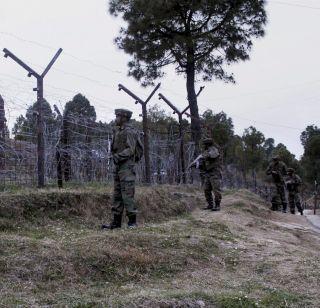 A Pakistani soldier shot dead in Pakistan | पाकिस्तानच्या गोळीबारात एक जवान शहीद