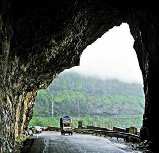 Due to the fear of collapse, Malsege Ghat 2 days off | दरड कोसळण्याच्या भीतीमुळे माळशेज घाट 2 दिवस बंद