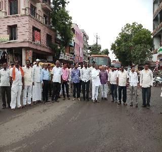 Stop the way to Lonandala water for Sukra Devadhar water | निरा देवधरच्या पाण्यासाठी लोणंदला रास्ता रोको