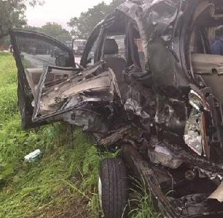 Nashik: Four people were killed in an accident, both of them seriously | अपघातात नाशिकचे चौघे ठार : दोघे गंभीर